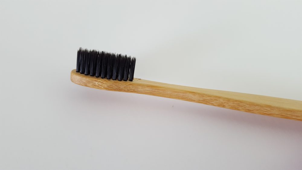 cepillo de dientes de madera