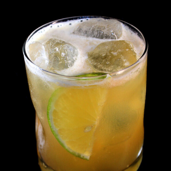 Axiolote: Maleza de Axiote, whiskey, Campari y jugo de limón y naranja
